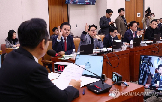 17일 국회에서 열린 법제사법위원회 전체회의에서 여당 의원들이 의사 발언을 위해 손을 들고 있다. 연합뉴스